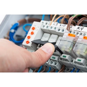 Cara Kerja Kontaktor Otomatis dengan Timer dan Sensor